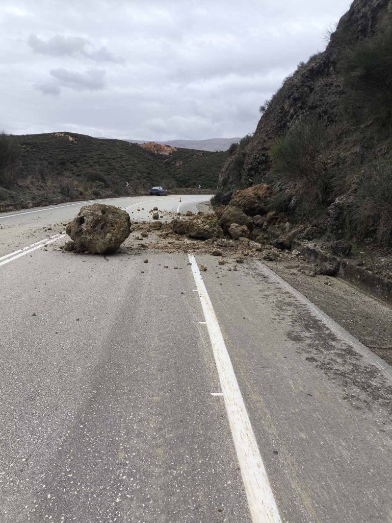 Στο έλεος της κακοκαιρίας η Ήπειρος με κλειστούς δρόμους και νέες κατολισθήσεις