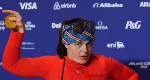 Χειμερινοί Ολυμπιακοί Αγώνες: Mε κράνος που θα έχει φωτογραφίες με τα θύματα του πολέμου θα αγωνιστεί ο Ουκρανός σημαιοφόρος παρά την απαγόρευση της ΔΟΕ