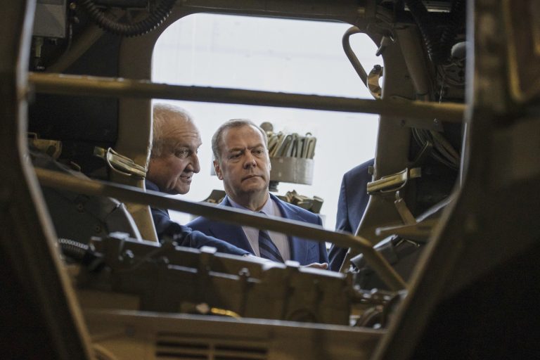 Ο Μεντβέντεφ απειλεί ξανά την Ευρώπη με πυρηνικές επιθέσεις