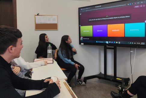 Ανατροπή αυτοκινήτου στην ΠΑΘΕ: Με ελαφρά τραύματα η μητέρα και τρία ανήλικα παιδιά