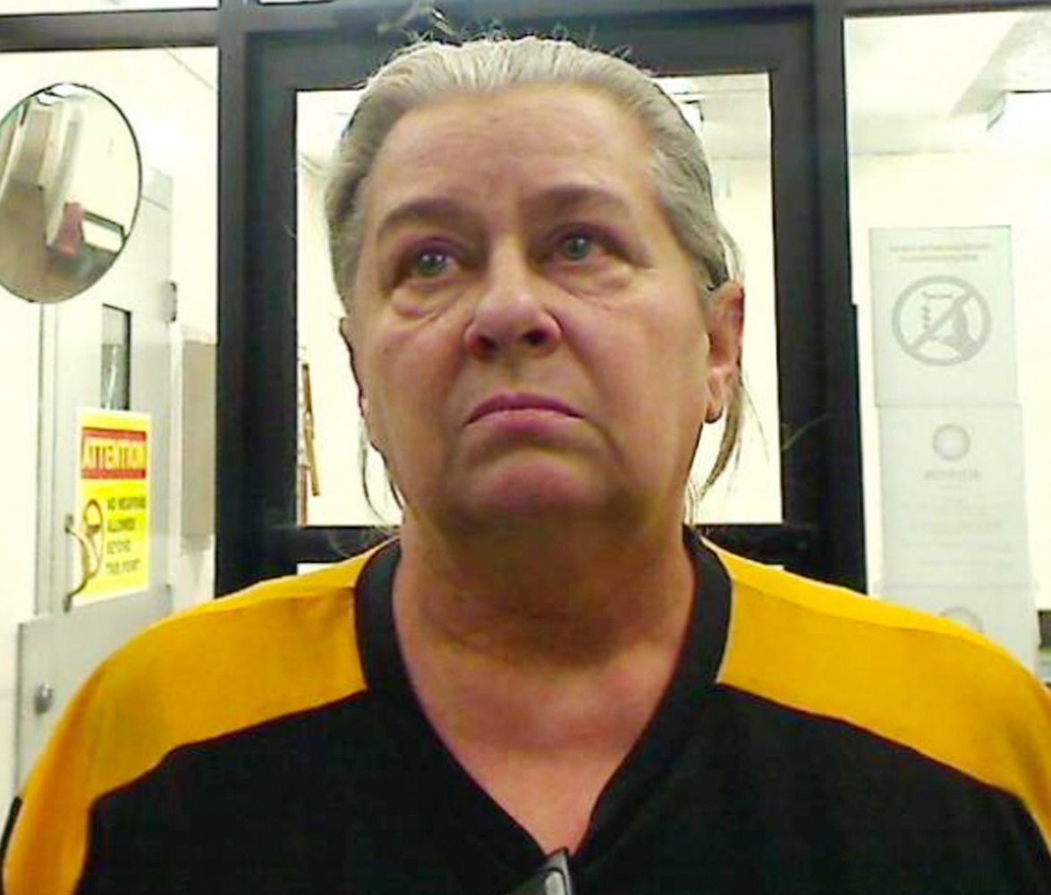 michelle-hundley-smith-mugshot2-022626-cf04b3e0009e494c8a4d1ceaaee5fef9 Η ιστορία της μητέρας τριών παιδιών που πήγε για ψώνια το 2001, εξαφανίστηκε, βρέθηκε 25 χρόνια μετά και συνελήφθη