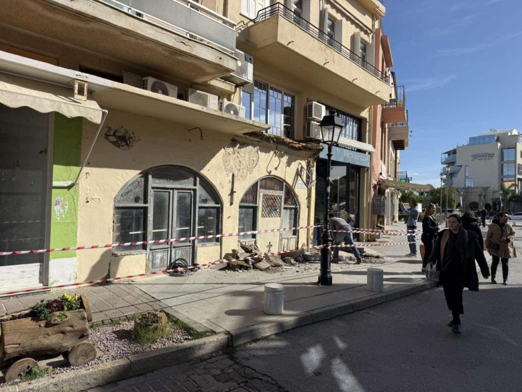 Τμήμα μπαλκονιού αποκολλήθηκε στον εμπορικό πεζόδρομο του Ρεθύμνου