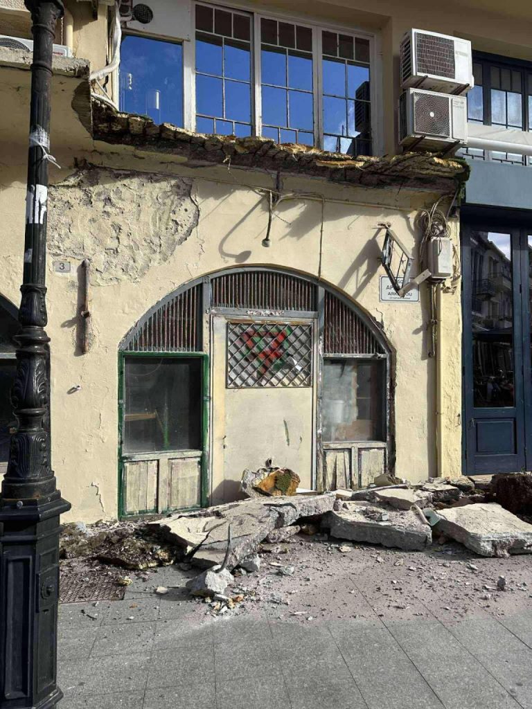 Τμήμα μπαλκονιού αποκολλήθηκε στον εμπορικό πεζόδρομο του Ρεθύμνου