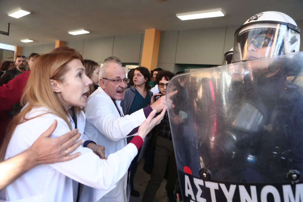 Ένταση και αποδοκιμασίες στο νοσοκομείο Νικαίας κατά την επίσκεψη Γεωργιάδη