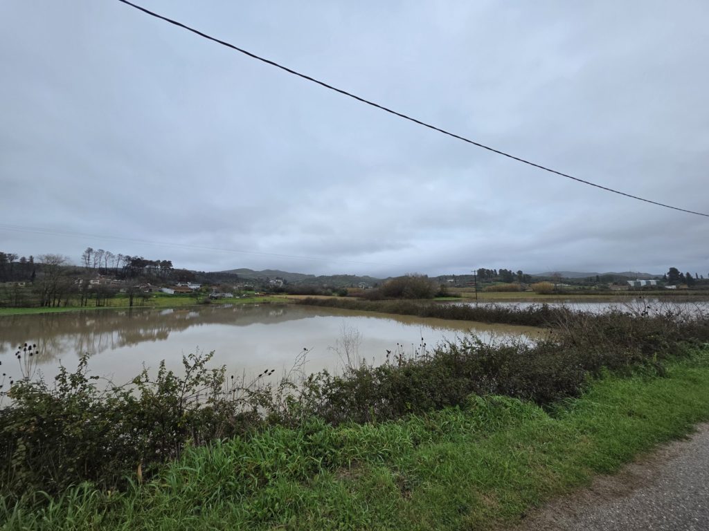 Zημιές σε δρόμους και καλλιέργειες σε κοινότητες της Ολυμπίας
