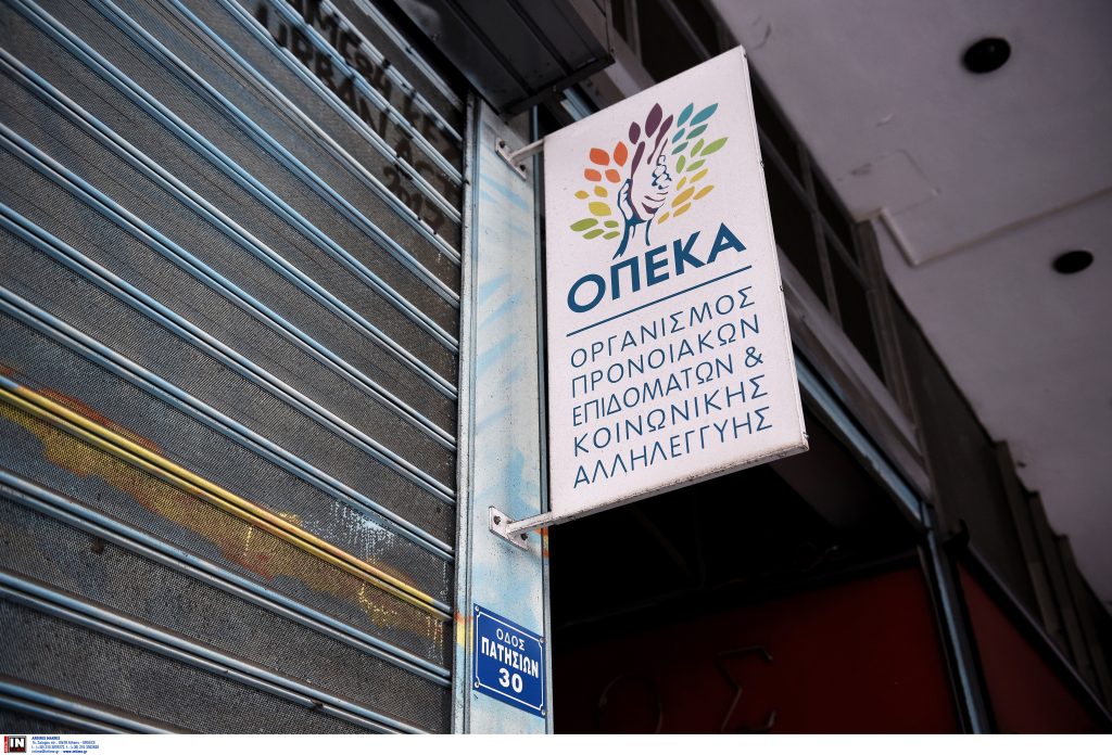 Υπόθεση ΟΠΕΚΑ: Δήθεν δικαιούχοι έστελναν εκπροσώπους με χειρόγραφες αιτήσεις και δώρα – Τι βρίσκεται στο μικροσκόπιο των ελέγχων