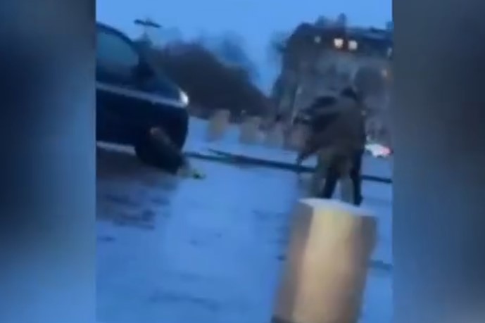 Παρίσι: Αστυνομικοί πυροβόλησαν και τραυμάτισαν άνδρα που τους απείλησε με μαχαίρι κοντά στην Αψίδα του Θριάμβου