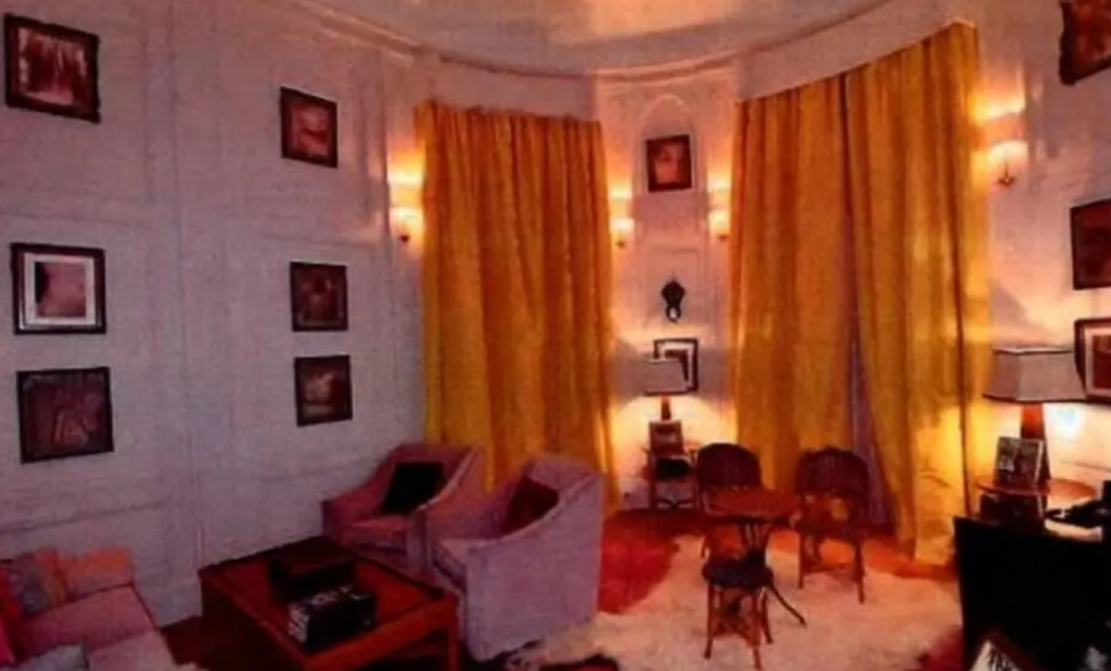 Νέες αποκαλύψεις για την υπόθεση Έπστιν: Ο Στίβεν Χόκινγκ ανάμεσα σε γυναίκες με μπικίνι και εγχειρίδια για σκλάβες του σεξ