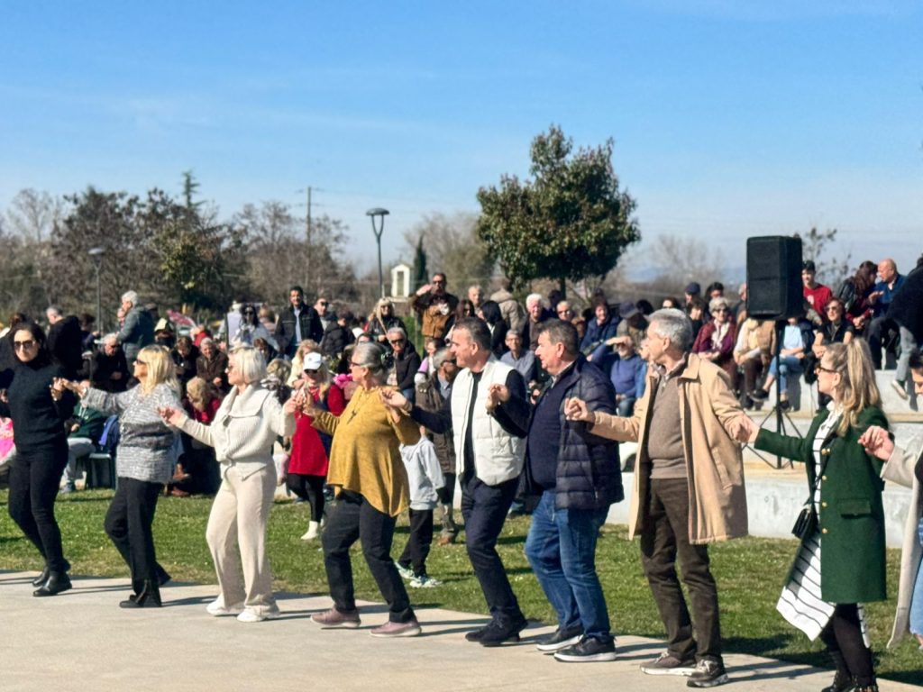 Χιλιάδες Λαρισαίοι γιόρτασαν τα Κούλουμα στο Πάρκο των Χρωμάτων
