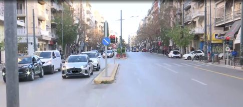 Ανατροπή αυτοκινήτου στην ΠΑΘΕ: Με ελαφρά τραύματα η μητέρα και τρία ανήλικα παιδιά