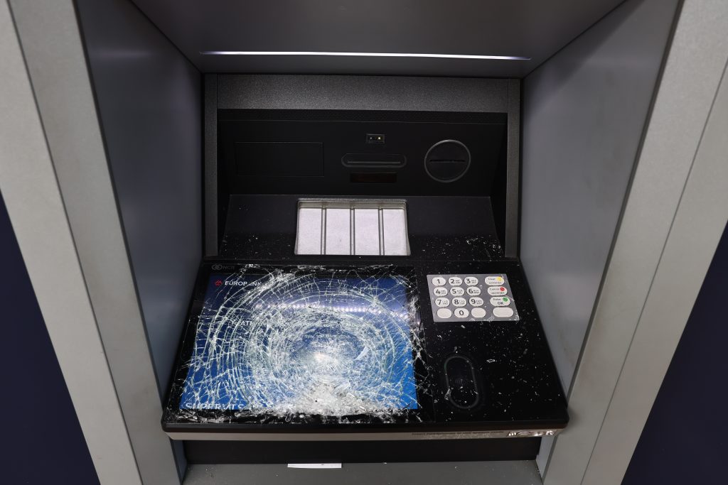 Ελεύθεροι οι τέσσερις που προσήχθησαν για την επίθεση τα ξημερώματα της Δευτέρας στην Πατησίων