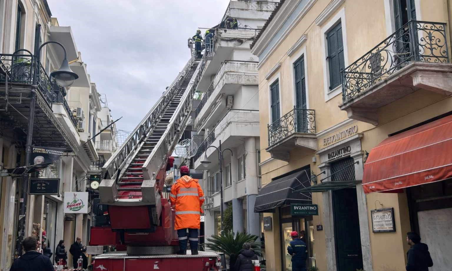 Πάτρα: Σοβάδες έπεσαν από μπαλκόνι στη Ρήγα Φεραίου