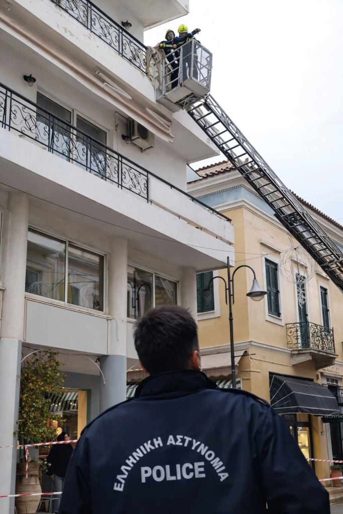 Πάτρα: Σοβάδες έπεσαν από μπαλκόνι στη Ρήγα Φεραίου