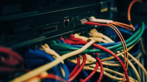 Μένουμε στο σπίτι <br/> και διαβάζουμε ένα καλό βιβλίο