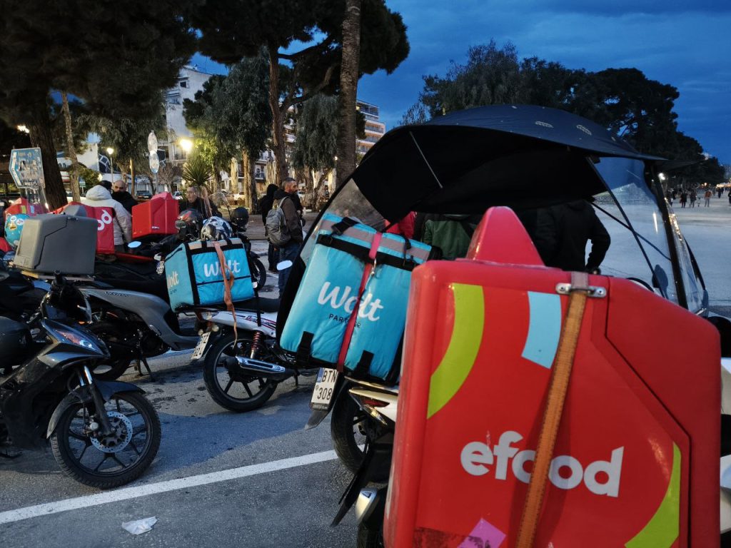 Βόλος: Συμβολική συγκέντρωση διανομέων – Ζητούν συλλογική σύμβαση εργασίας