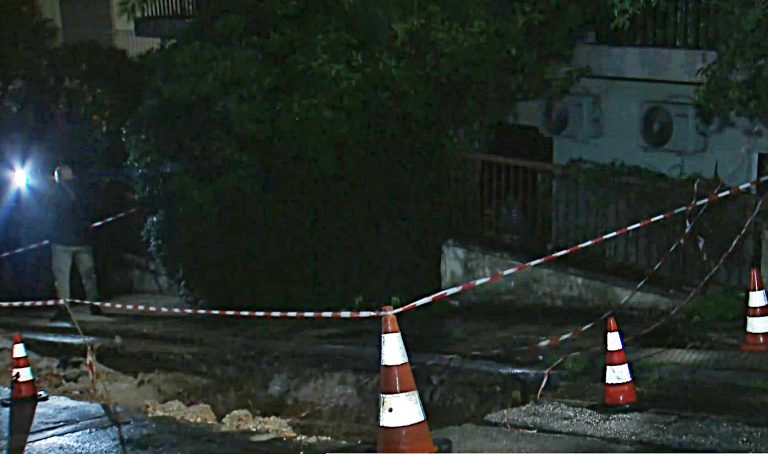 Υπερχείλισε ρέμα στο Πικέρμι, καθίζηση στο Πολύγωνο λόγω καταιγίδας – Σε εξέλιξη το κύμα κακοκαιρίας