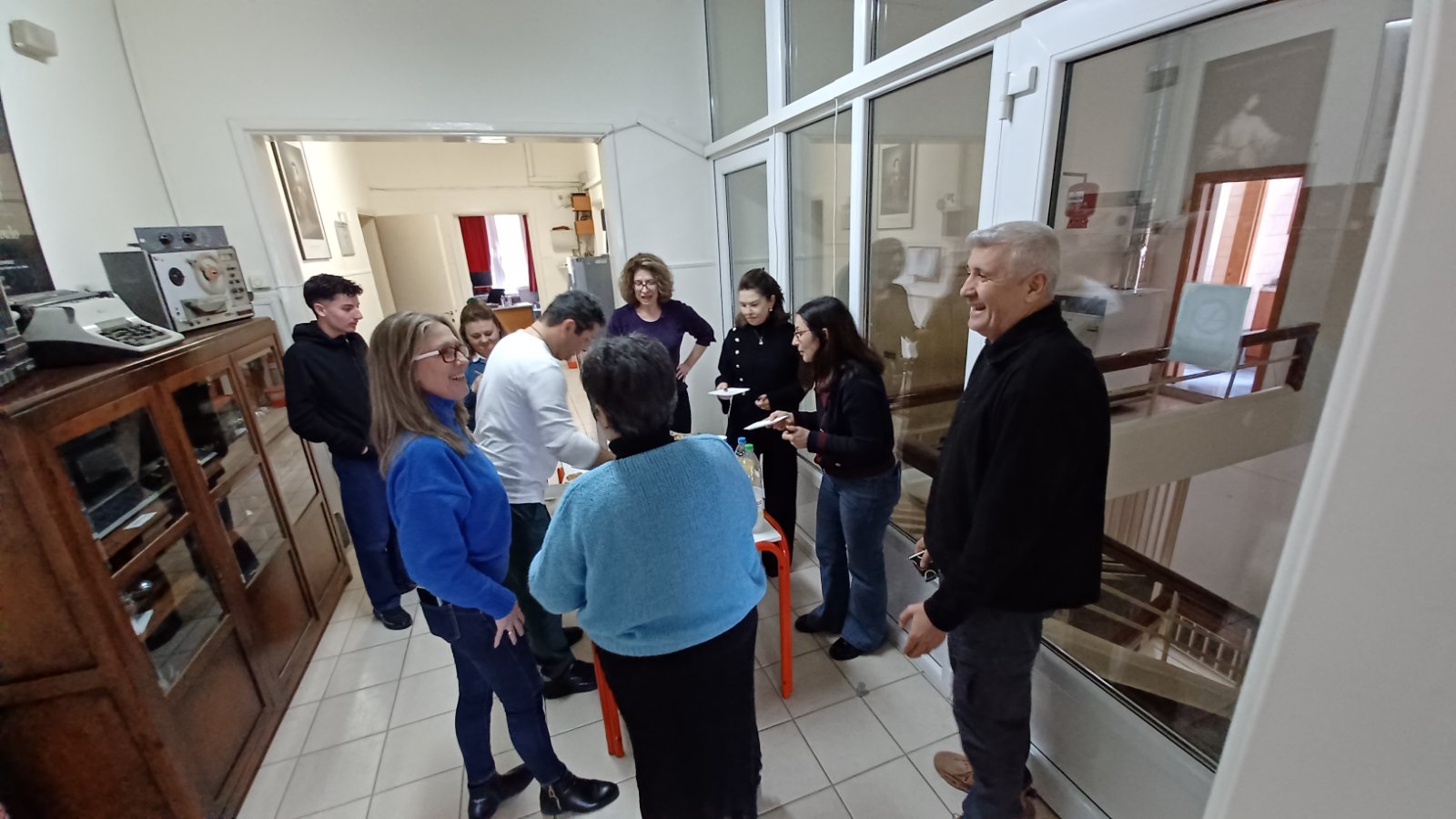 pita-3 Με χαμόγελα και ευχές η κοπή της πίτας στην ΕΡΤ Λάρισας