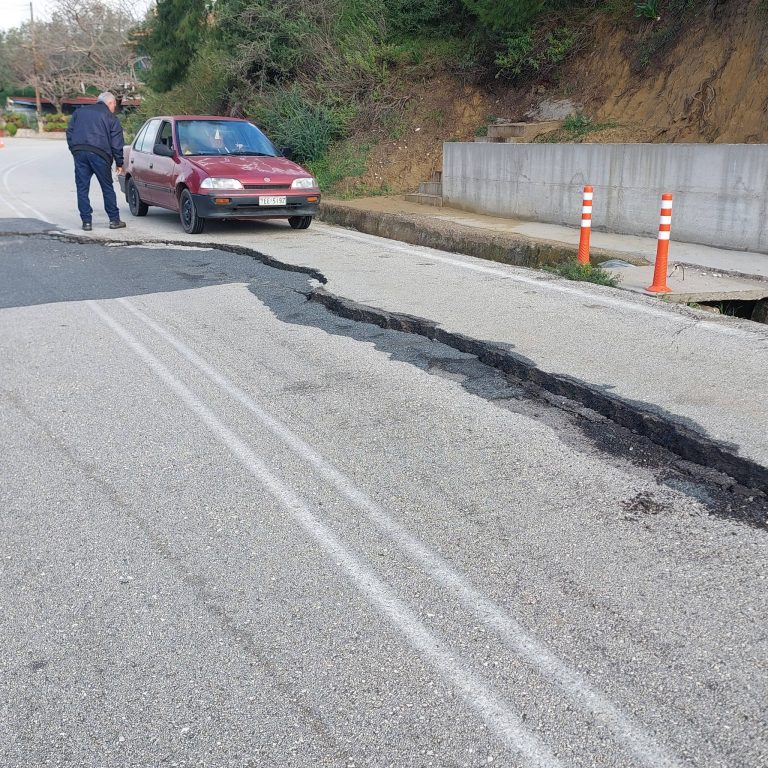 «Αγώνας δρόμου» για τη δημιουργία προσωρινής παράκαμψη στην Ε.Ο. Πατρών – Τριπόλεως μετά τη μεγάλη κατολίσθηση