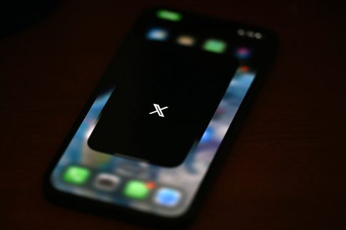 Merriam-Webster: 1.400 νέες λέξεις στο λεξικό – Από το «glow-up» και το «vibe coding» μέχρι το «trash panda»