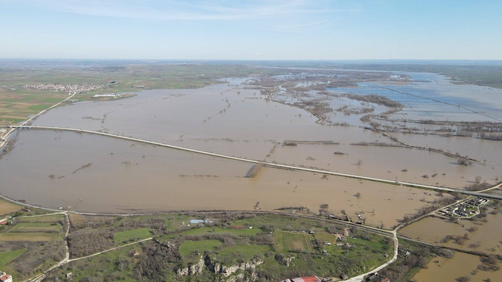 «Επί ξυρού ακμής» ο Έβρος λόγω πλημμυρών  ​