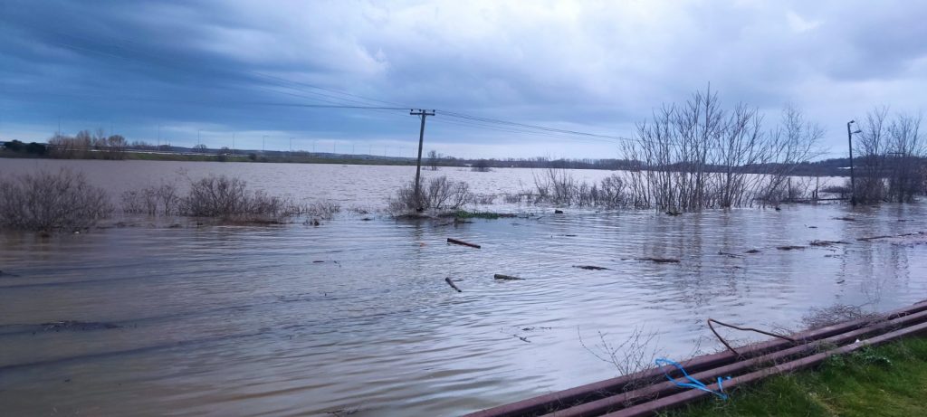 «Επί ξυρού ακμής» ο Έβρος λόγω πλημμυρών