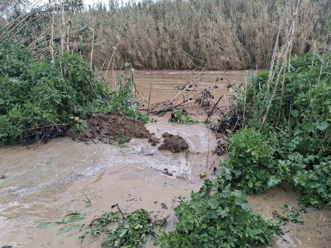Σημαντικές ζημιές από την κακοκαιρία στη Μεσσηνία – Απεγκλωβισμός τεσσάρων ατόμων από πλημμυρισμένο όχημα
