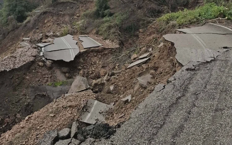 Σφοδρή κακοκαιρία σαρώνει την Ελλάδα – Κατολισθήσεις, πλημμύρες σε Πρέβεζα, Κέρκυρα, Τρίπολη, ήχησε το 112 στη Λέσβο