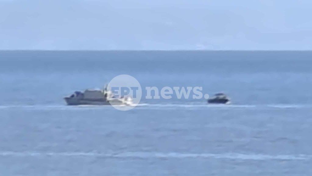 Σε εξέλιξη η ανέλκυση της λέμβου από το τραγικό ναυάγιο στη Χίο με 15 νεκρούς μετανάστες