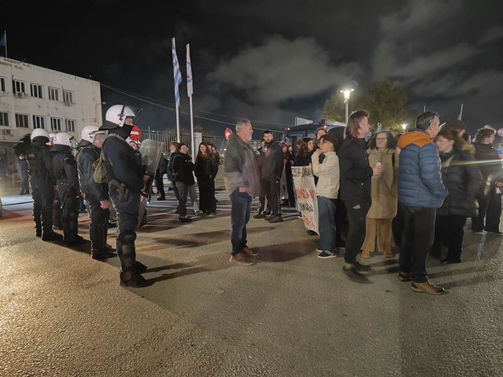 Κινητοποίηση για τους 15 νεκρούς στη Χίο: Σωματεία και αγρότες κατέβηκαν στο λιμάνι του Βόλου