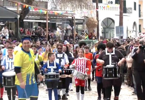 Το Κορακοβούνι σε αποκριάτικους ρυθμούς με παρέλαση, μουσική και χορό