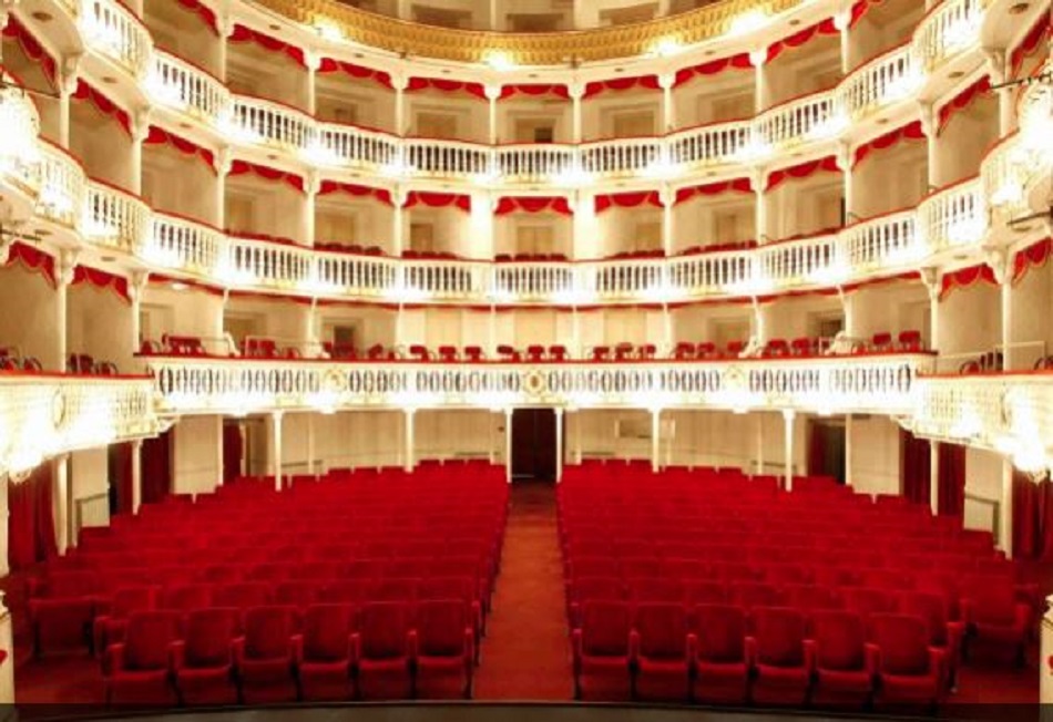 Ιταλία: Πυρκαγιά κατέστρεψε το θέατρο Σανατζάρο της Νάπολης