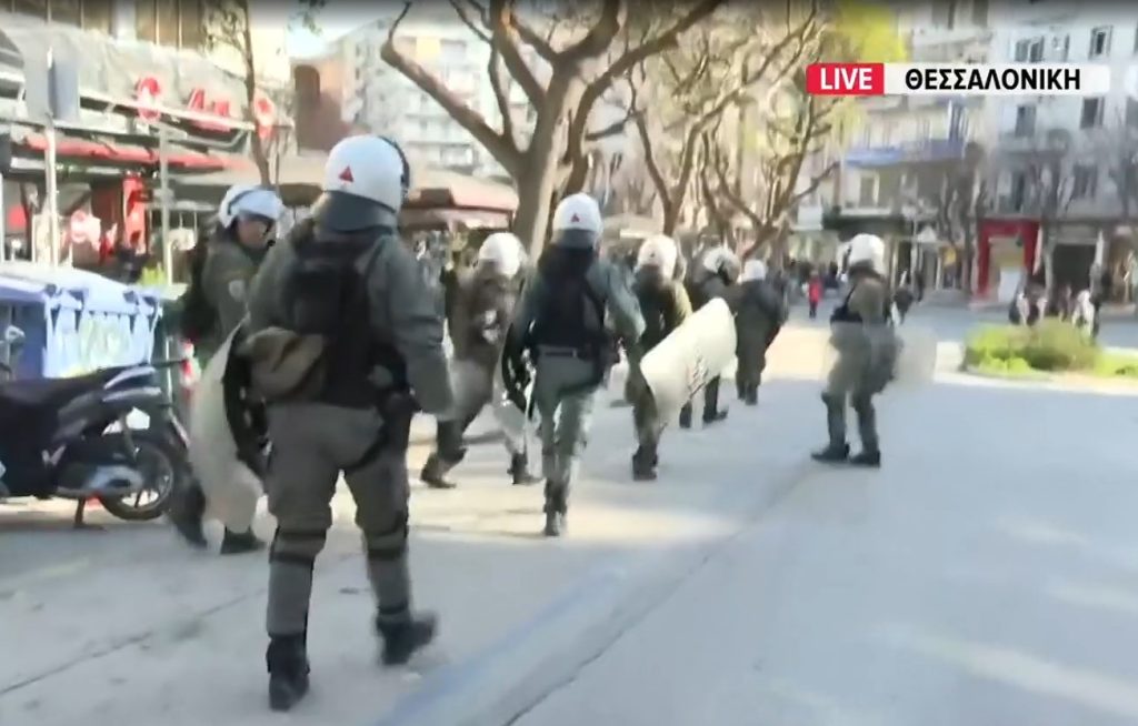 Θεσσαλονίκη: Ένταση και μολότοφ στην πορεία για τα Τέμπη