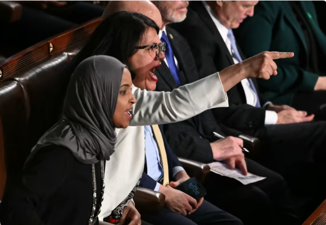 «Μπείτε σε μια βάρκα με τον παράφρονα Ντε Νίρο και γυρίστε από εκεί που ήρθατε»: Επίθεση Τραμπ στις μουσουλμάνες βουλευτές που διέκοψαν την ομιλία του