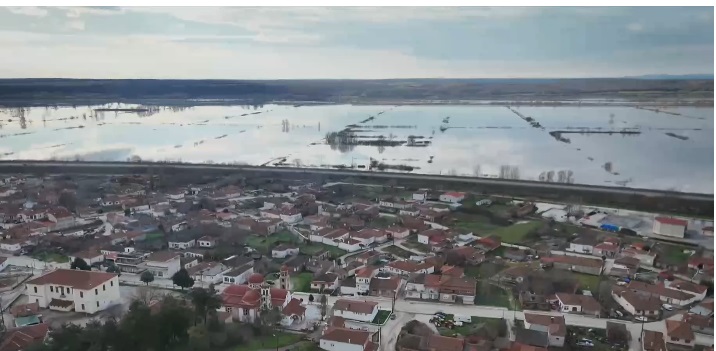 Έβρος: Μικρή υποχώρηση της στάθμης αλλά 150.000 στρέμματα καλλιεργειών βυθισμένα σε απέραντη λίμνη