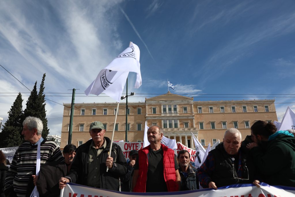 Συλλαλητήριο στο Σύνταγμα ενάντια στο νομοσχέδιο για τις συλλογικές συμβάσεις – Εργαζόμενοι υποδέχονται τους αγρότες
