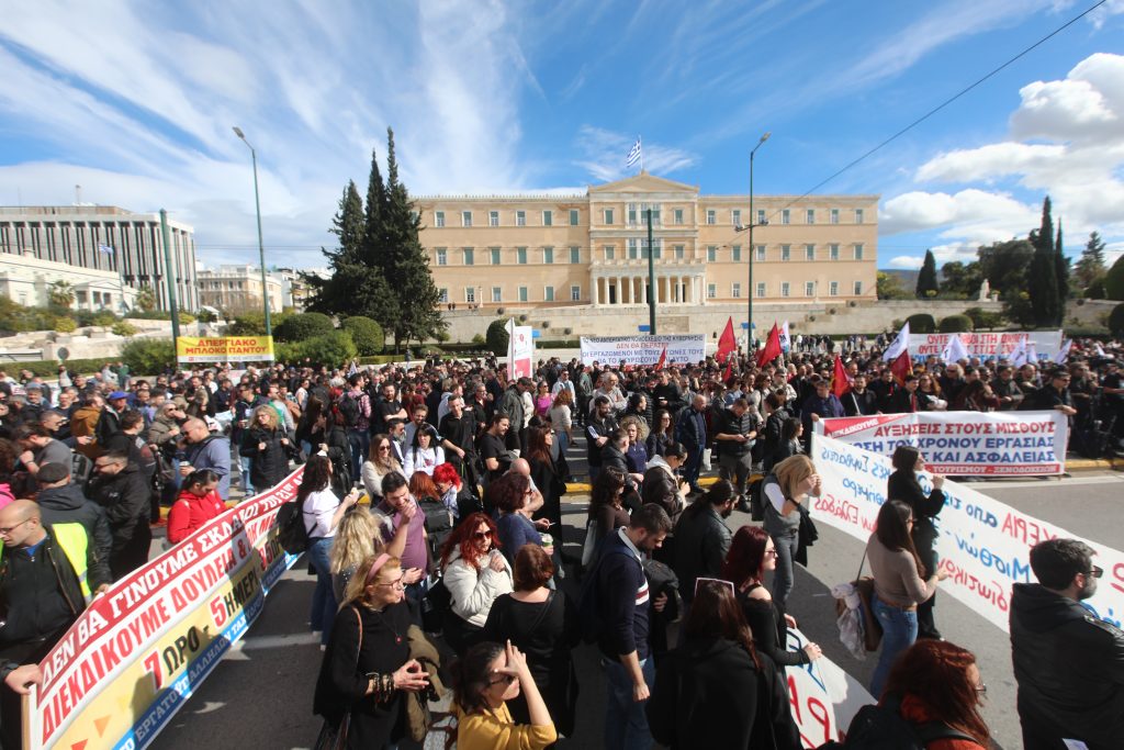 Συλλαλητήριο στο Σύνταγμα ενάντια στο νομοσχέδιο για τις συλλογικές συμβάσεις – Εργαζόμενοι υποδέχονται τους αγρότες
