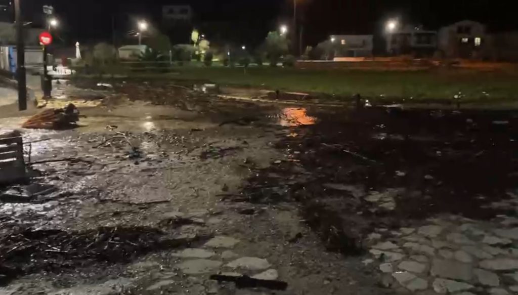 Θεσπρωτία: Κύματα «σκέπασαν» το παραλιακό μέτωπο στα Σύβοτα