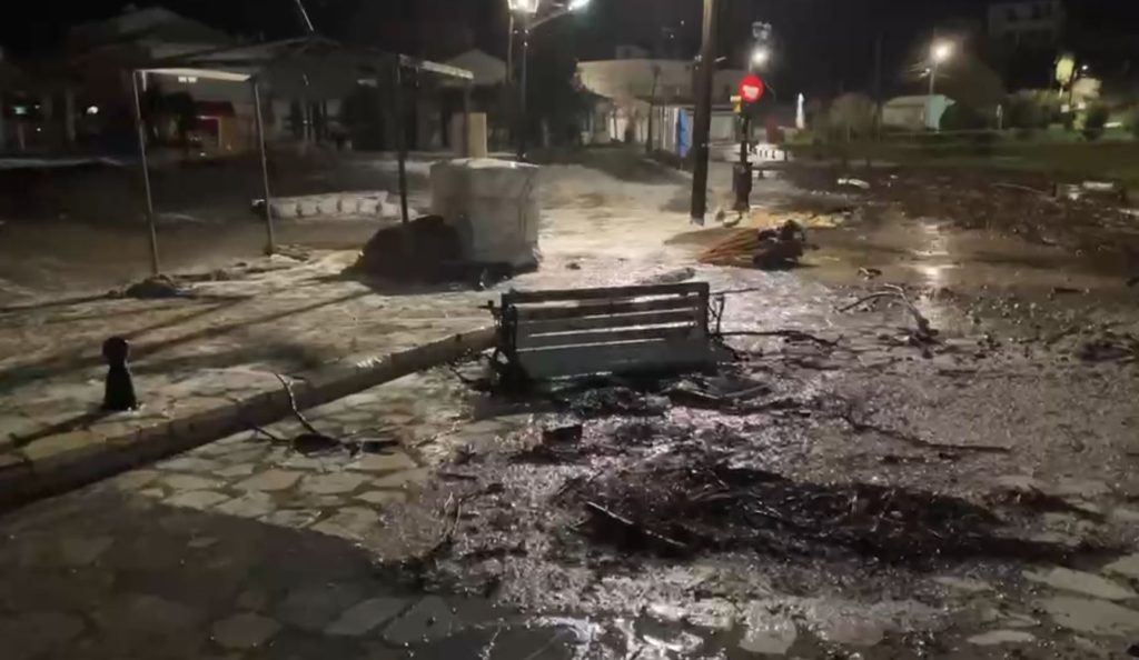 Θεσπρωτία: Κύματα «σκέπασαν» το παραλιακό μέτωπο στα Σύβοτα