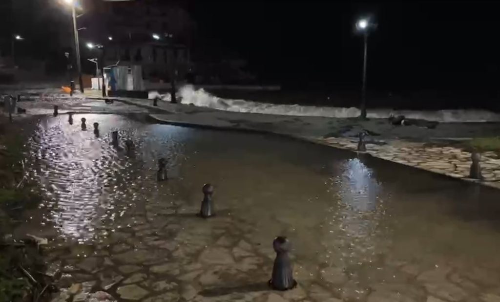 Θεσπρωτία: Κύματα «σκέπασαν» το παραλιακό μέτωπο στα Σύβοτα