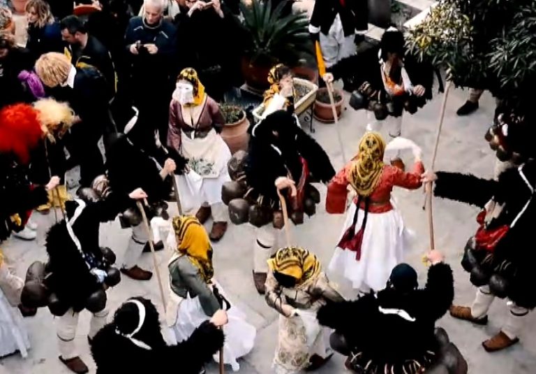 Οι «γέροι» της Σκύρου ξυπνούν τη φύση και διώχνουν τον χειμώνα