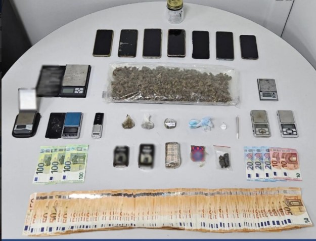 Θεσσαλονίκη: Εγκληματική οργάνωση διακινούσε ναρκωτικά – Διανομέας σε εταιρεία courier έκανε τις… παραδόσεις