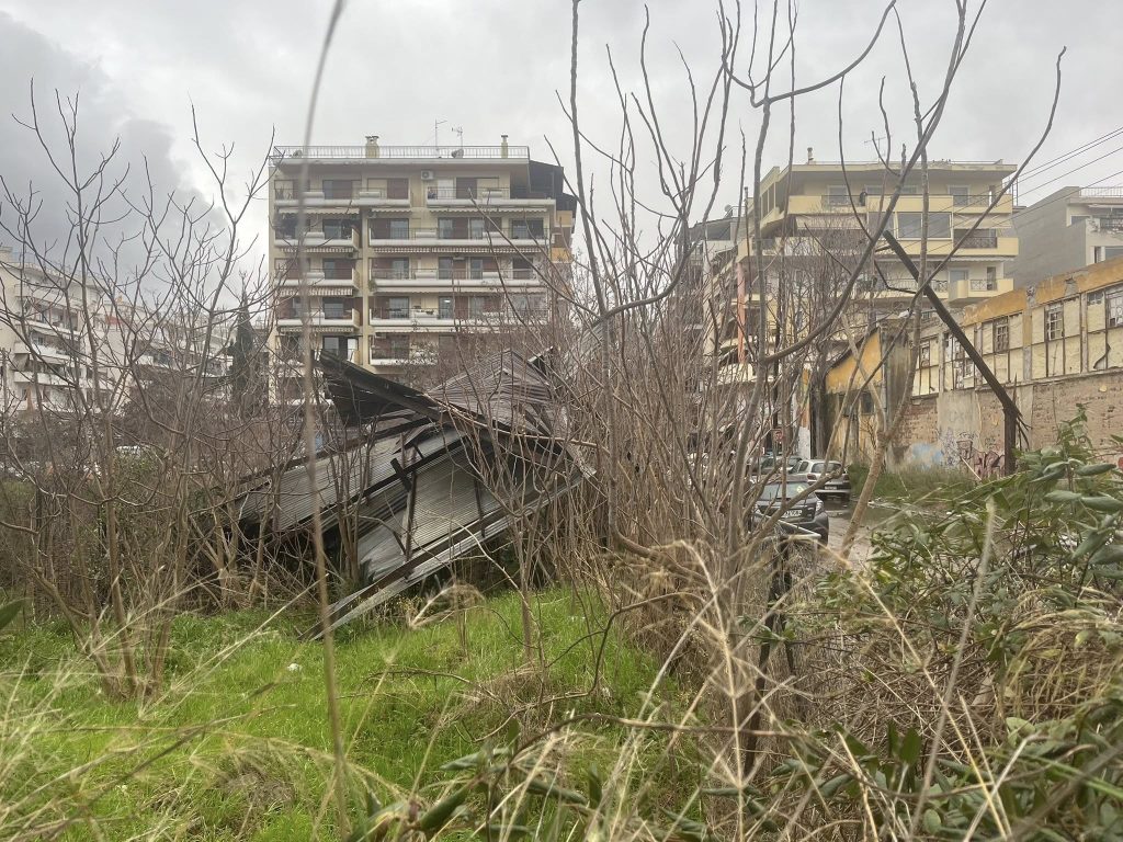 Θεσσαλονίκη: Ξηλώθηκε ολόκληρη η σκεπή της «Αλυσίδας»-Παρέσυρε κολώνα της ΔΕΗ, χωρίς ρεύμα νοικοκυριά