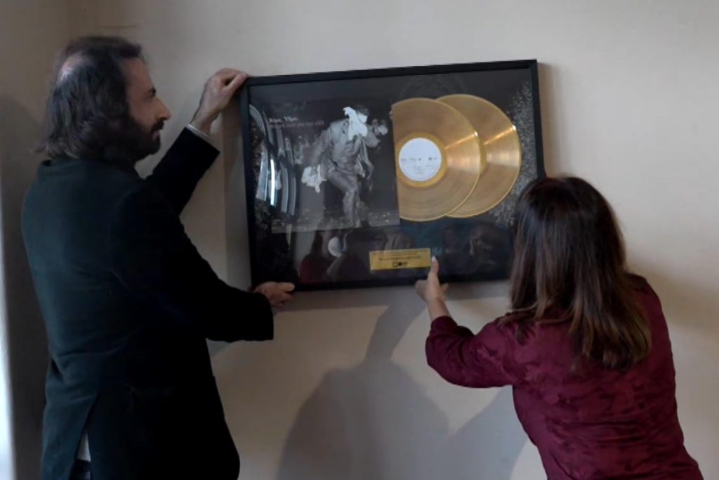 Χρυσός ο δίσκος των Κόρε.Ύδρο. «Φτηνή ποπ για την ελίτ» 20 χρόνια μετά- Το συγκρότημα χάρισε τον δίσκο στην ΕΡΤ Κέρκυρας