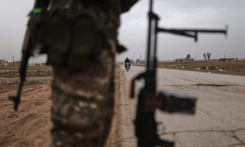 Πτώσεις δέντρων στην Αττική λόγω των θυελλωδών ανέμων – Στην Αγία Παρασκευή έπεσε πεύκο 25 μέτρων