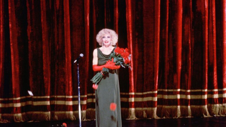 Η άγρια, πολύχρωμη νεότητα του Πέδρο Αλμοδόβαρ επιστρέφει στην οθόνη