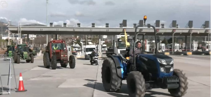 Στις Αφίδνες τα πρώτα τρακτέρ, περνούν από απολύμανση στις πύλες της Αθήνας – Πώς θα φτάσουν στο Σύνταγμα