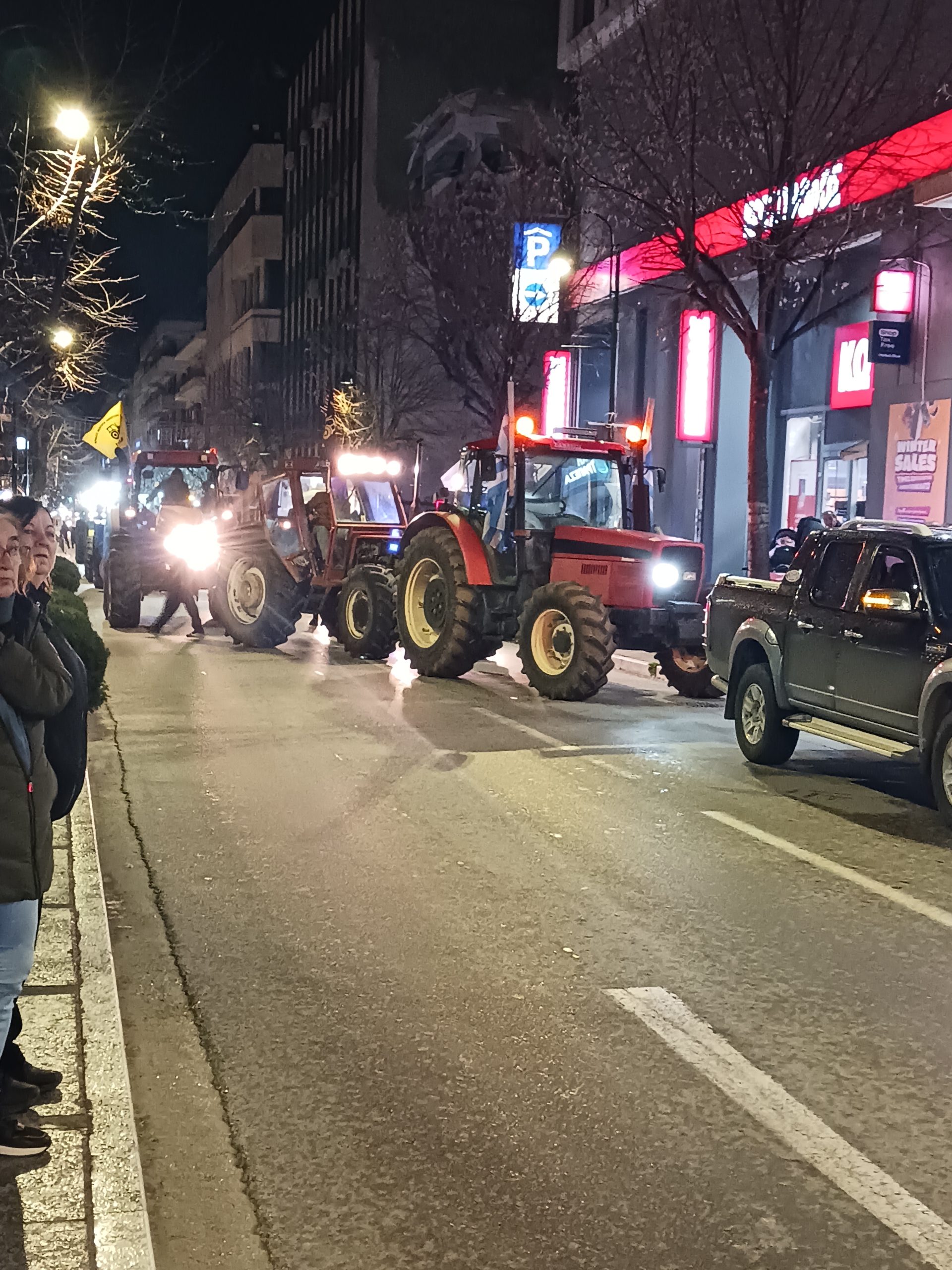 Με τρακτέρ στην κεντρική πλατεία της Λάρισας οι αγρότες