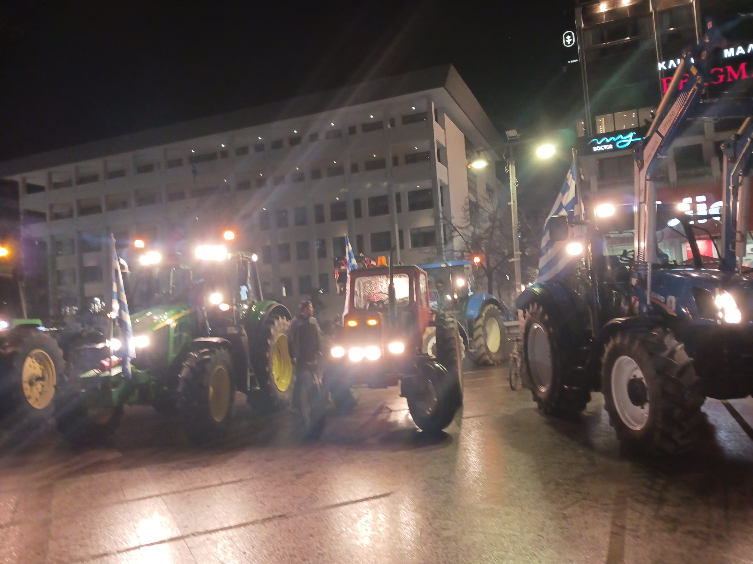 Με τρακτέρ στην κεντρική πλατεία της Λάρισας οι αγρότες  ​