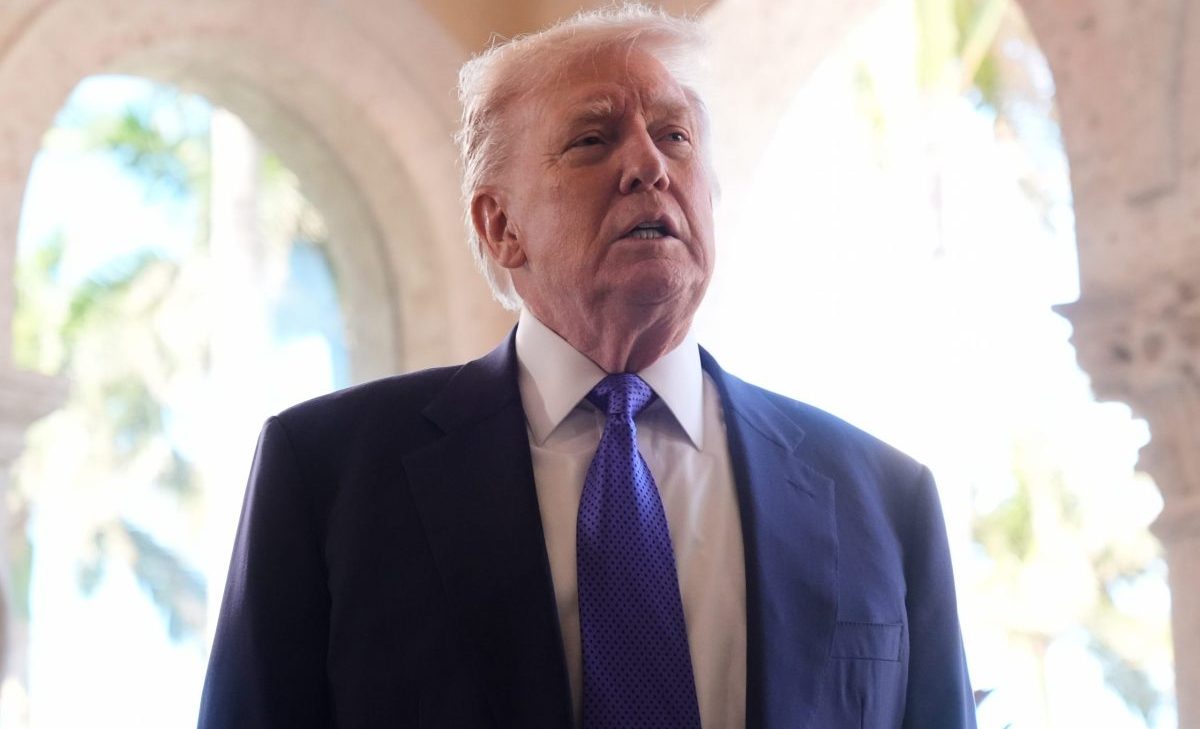 Ο Τραμπ λέει ότι ελπίζει να καταλήξει σε συμφωνία με το Ιράν μετά τις προειδοποιήσεις του Χαμενεΐ