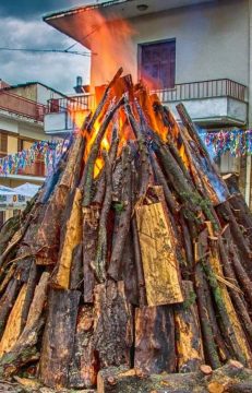 Απόκριες και κούλουμα στην Ήπειρο – Ένα τριήμερο παράδοσης, φωτιάς και γιορτής